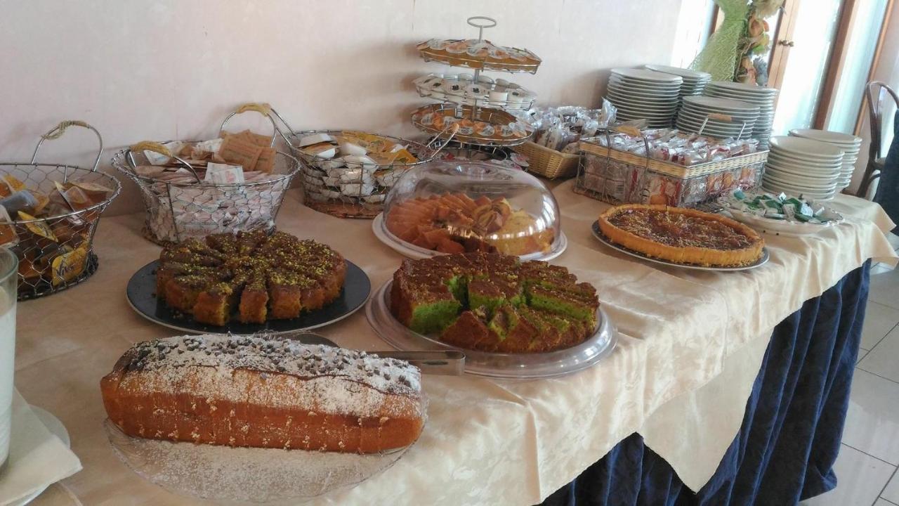 Hotel Joli Alba Adriatica Buitenkant foto