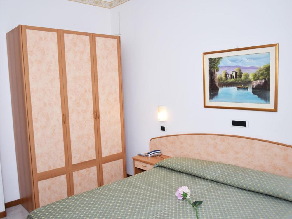 Hotel Joli Alba Adriatica Buitenkant foto