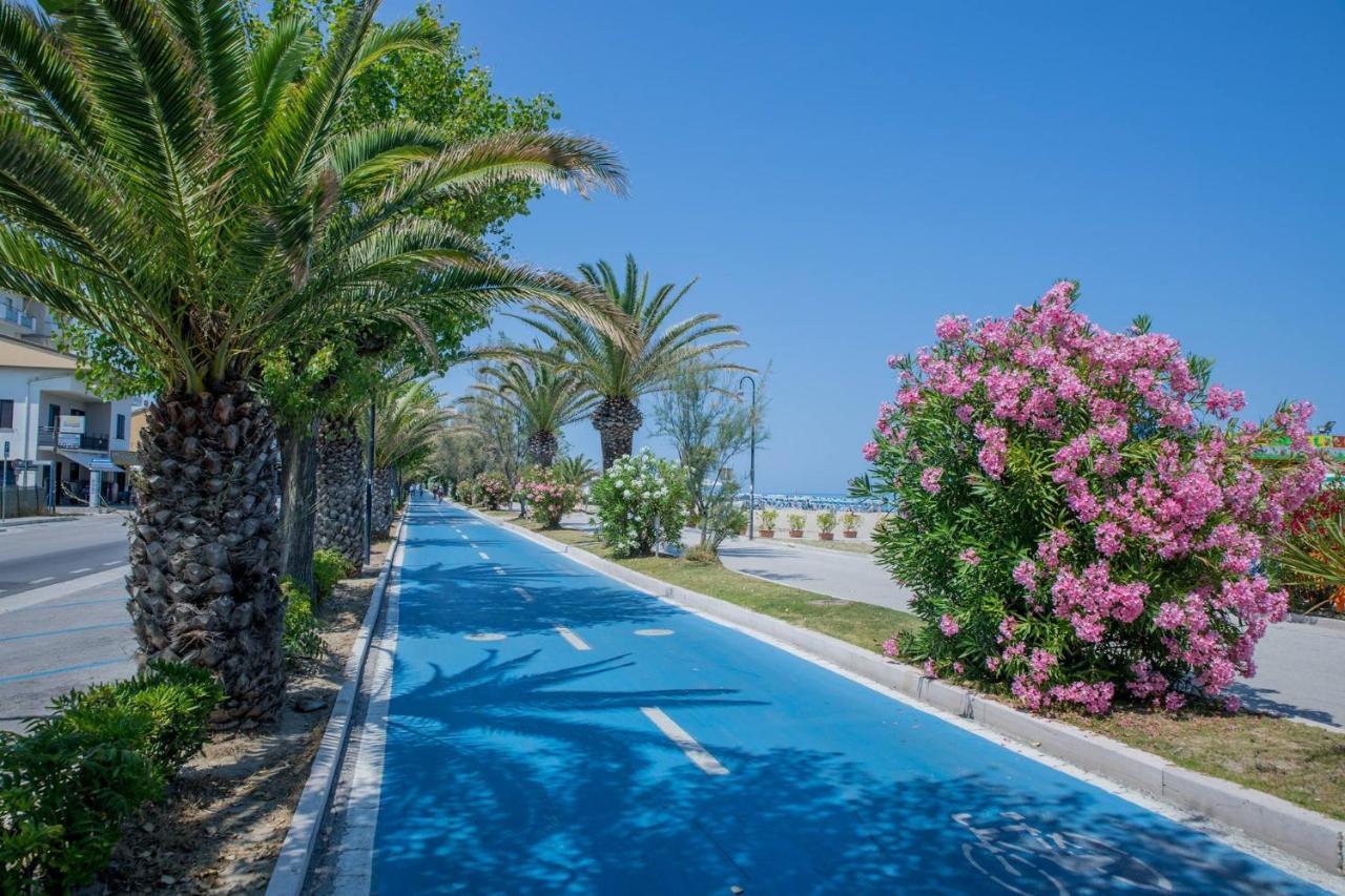 Hotel Joli Alba Adriatica Buitenkant foto