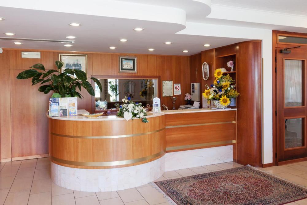 Hotel Joli Alba Adriatica Buitenkant foto