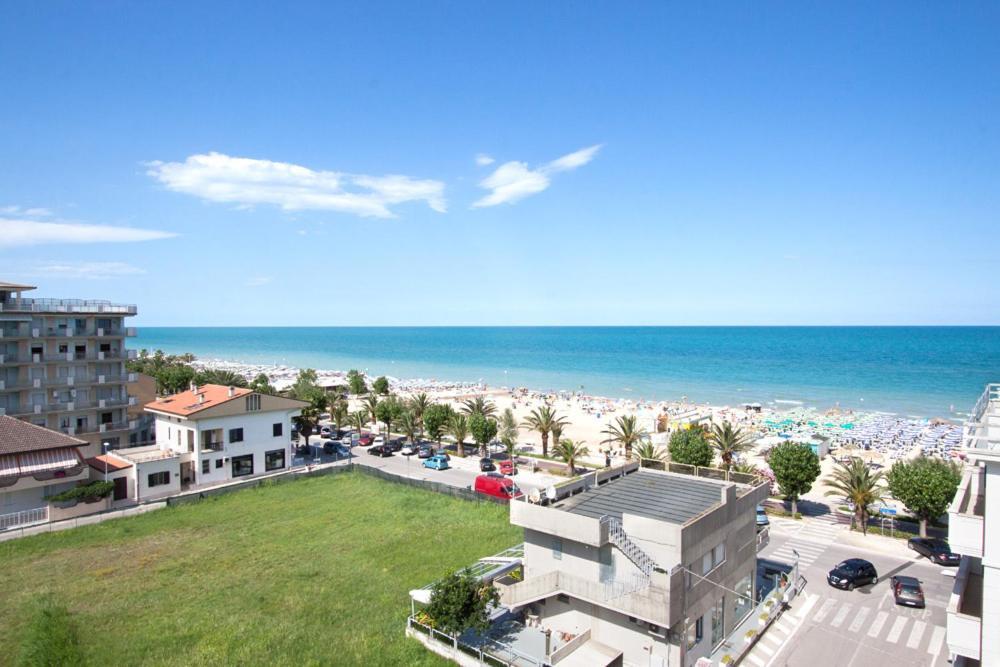 Hotel Joli Alba Adriatica Buitenkant foto