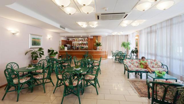 Hotel Joli Alba Adriatica Buitenkant foto