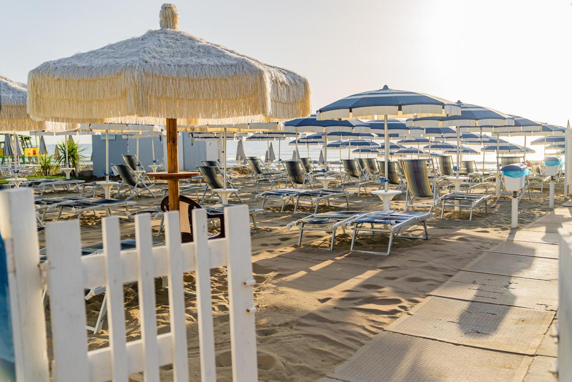 Hotel Joli Alba Adriatica Buitenkant foto